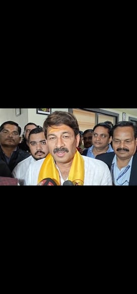 Chhatarpur BJP MP Manoj Tiwari reached Bageshwar Dham..