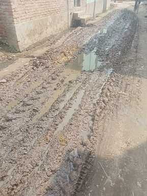 Road In Bad Condition Since Two Decades, Villagers Are Passing Through Mud - Pilibhit News - Pilibhit News:दो दशक से सड़क बदहाल, कीचड़ के बीच से निकल रहे ग्रामीण