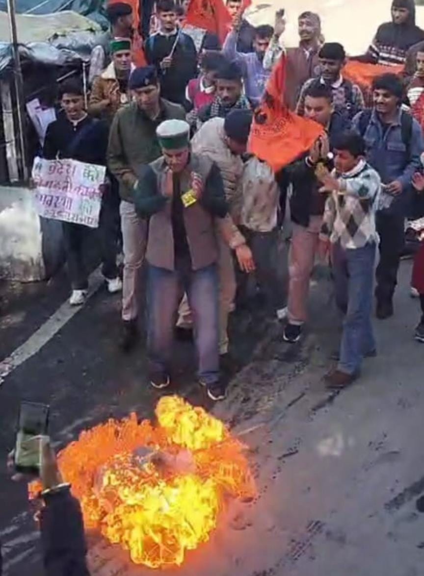ABVP roars in Chamba, burns effigy of Chief Minister