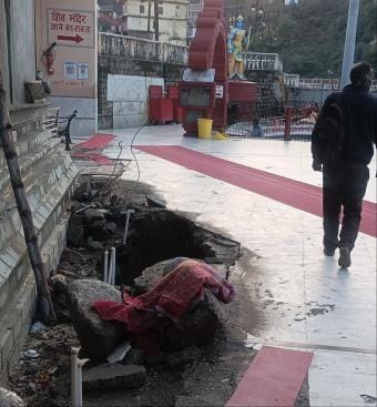 Pit lying near the gate of Chamunda temple, danger of accident
