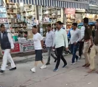 The criminal demanded extortion, the police made him wear a skirt and paraded in the market