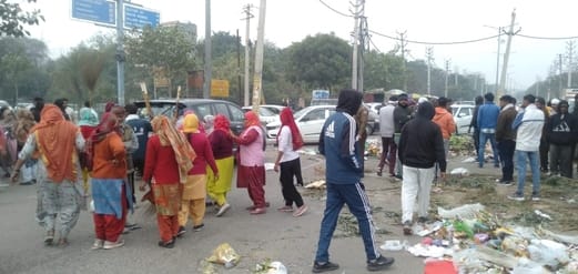 Sanitation workers created a ruckus demanding salary, blocked Mahalana Road by spreading garbage