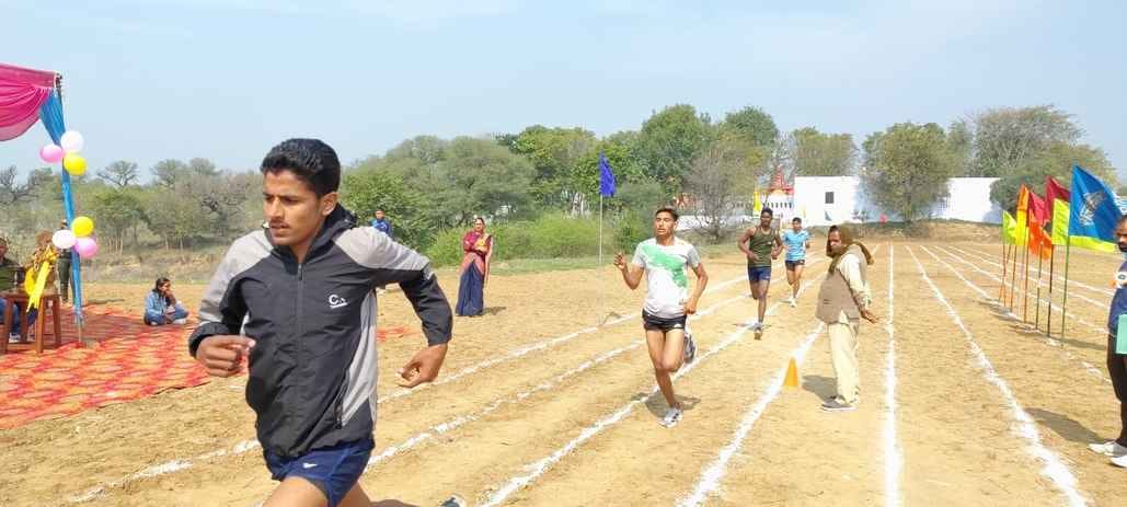 Aditya and Nisha top in 800 meter race