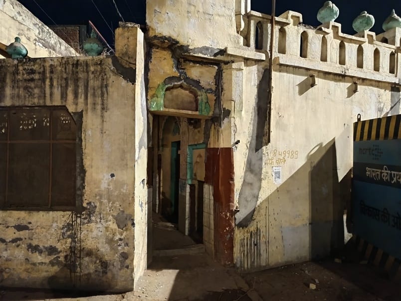 Gate of mosque on Delhi Road removed, electricity connection also cut