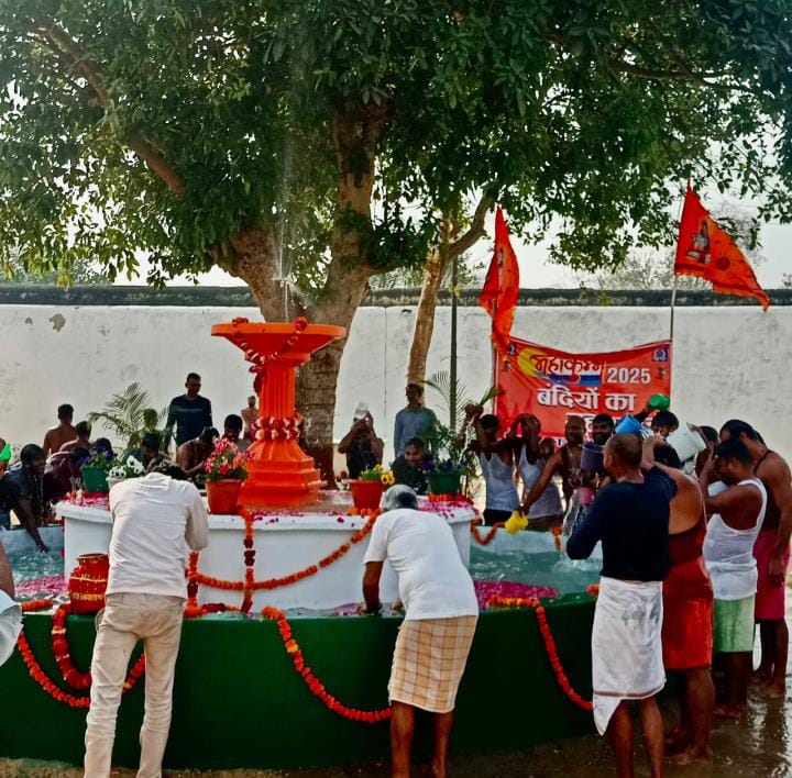 The prisoners took bath in the holy water of Sangam.