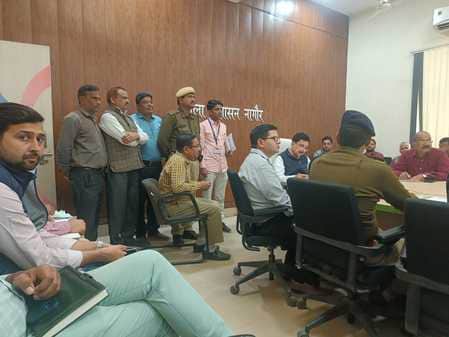 जिला स्तरीय जनसुनवाई में ज्ञापन देते