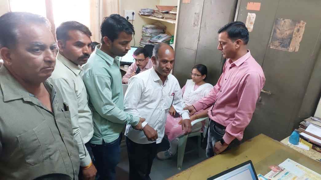 लोकयुक्त टीम की गिरफ्त में आरोपी कैलाश निनामा