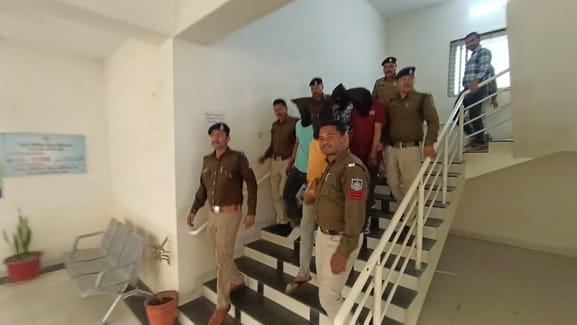 Police arrested 4 accused from Uttar Pradesh who committed robbery at petrol pump by showing pistol