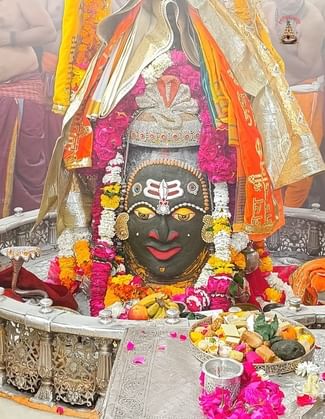 Ujjain Mahakal: मोर पंख लगाकर महाकाल ने खोला तीसरा नेत्र, भस्म आरती में भक्तों ने किए बाबा के दिव्य दर्शन