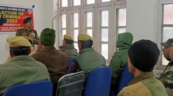 पुंछ जिले के उप जिला मेंढर में तीन नए कानूनो पर पुलिस अधिकारियों और कर्मचारियों को प्रशिक्षण दे