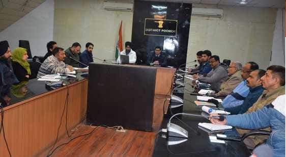 पुंछ के जिला विकास उपायुक्त पुंछ मास्टर प्लान की समीक्षा बैठक में अधिकारियों से बात करते