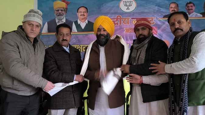 पुंछ में भारतीय जनता पार्टी के बजट पर चर्चा सम्मेलन में अतिथियों का स्वागत करते जिला पदाधिकारी
