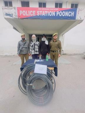 पुंछ पुलिस द्वारा दबोचे गए चोर और उनसे बरामद सामान