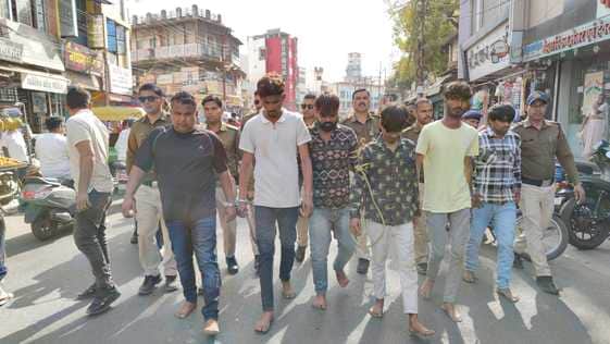 रंगदारी करने वालों का पुलिस ने निकाला जुलूस।