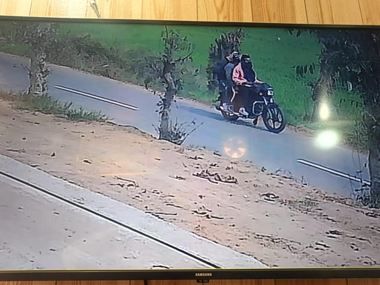 Three youths snatched mobile and cash from the laborer at gunpoint