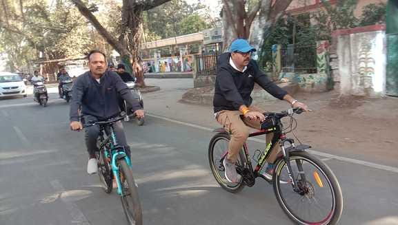 Ujjain News: Corporation commissioner inspected the cleanliness system on a bicycle
