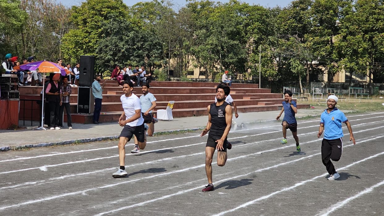 Students showed their strength in running in the annual sports festival