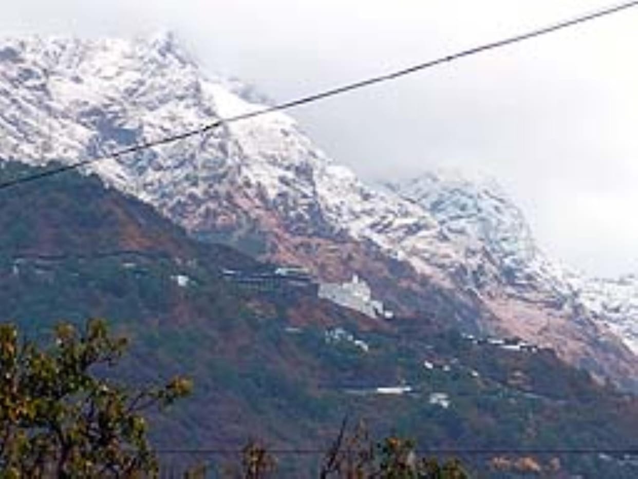Snowfall on Trikuta mountain, helicopter service closed throughout the day