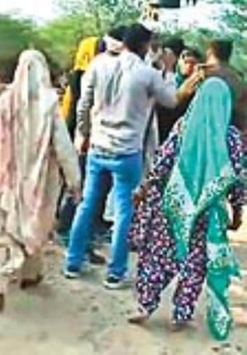 ठग की गिरफ्तारी के दौरान हंगामा करते परिजन 