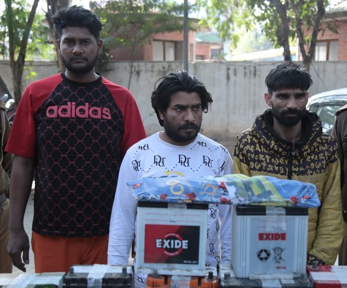 Three miscreants of the gang who stole more than thirty batteries were arrested