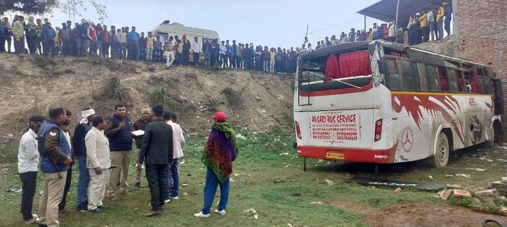 A bus full of baraatis overturned in a ditch at the turn of Ataina bridge, nine injured