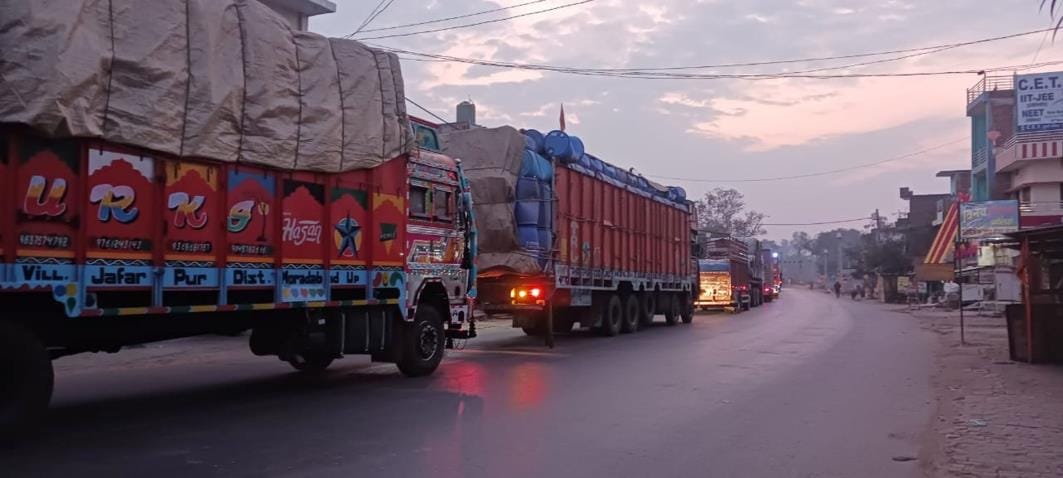 Vehicles kept crawling on Varanasi Highway