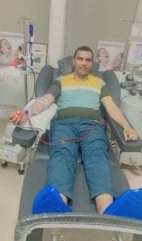 After reaching the hospital, the policeman donated blood for the needy.