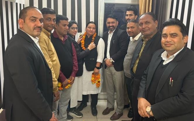 Mukesh Kumari honored in Dhani Mahu for becoming a member of the District Posh Committee