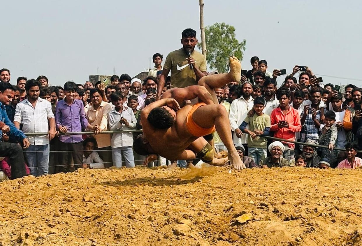 Wrestlers showed their strength in the wrestling match