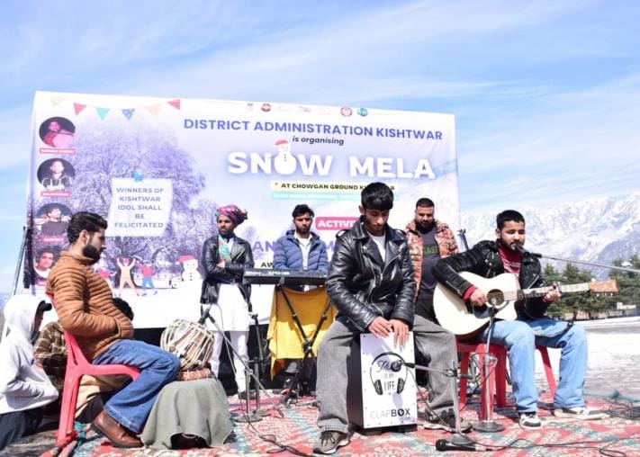 Singers, dancers and comedians enthralled the snow fair with their performances.
