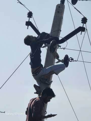 पोल पर चढ़ा युवक