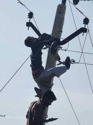 Chittorgarh: विद्युत लाइन सुधारने के दौरान लगा करंट, पोल से गिरे युवक की मौत, मुआवजे की मांग को लेकर प्रदर्शन Chittorgarh young man died after getting electrocuted while repairing an electric line