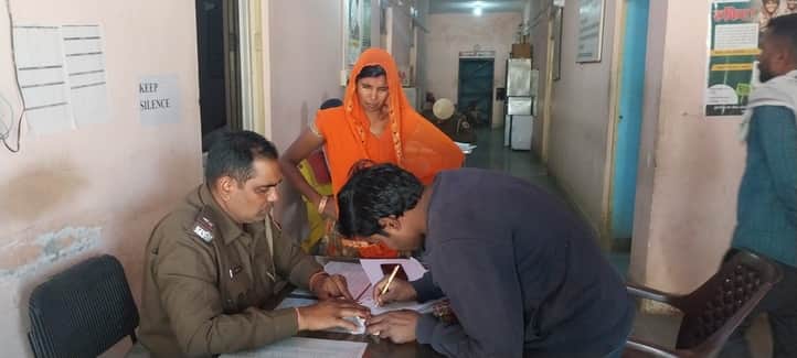 सदर थाने में परिवार के साथ रिपोर्ट लिखवाने पहुंची महिला