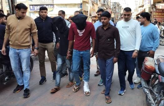 Three accused arrested for attempted robbery, police paraded them for 800 meters in the market