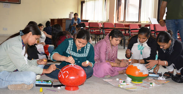 In the competition, the students decorated beautiful urns