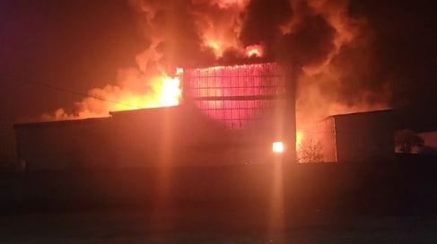 Fire broke out in a factory, 9 vehicles brought it under control