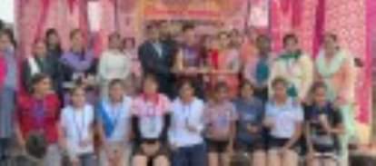 गांव कलिंगा स्थित स्कूल में आयोजित राज्य स्तरीय चैंपियनशिप प्रतियोगिता में विजेता खिलाड़ियों क