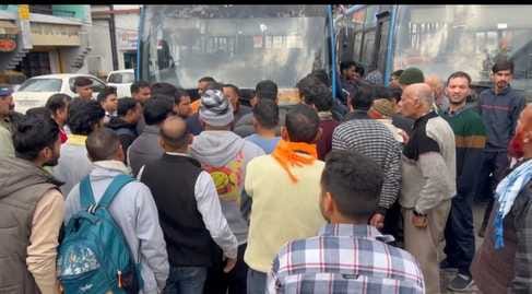 When the lover couple was asked to get out of the bus, the young man beat up the conductor