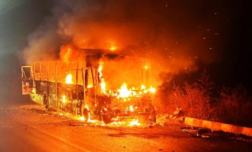 Bus filled with laborers burst into flames, highway jammed for one hour