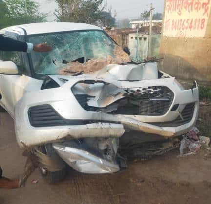 हादसे के बाद क्षतिग्रस्त कार 