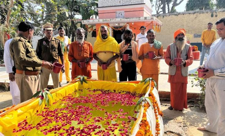 The prisoners took bath in the holy water of Sangam