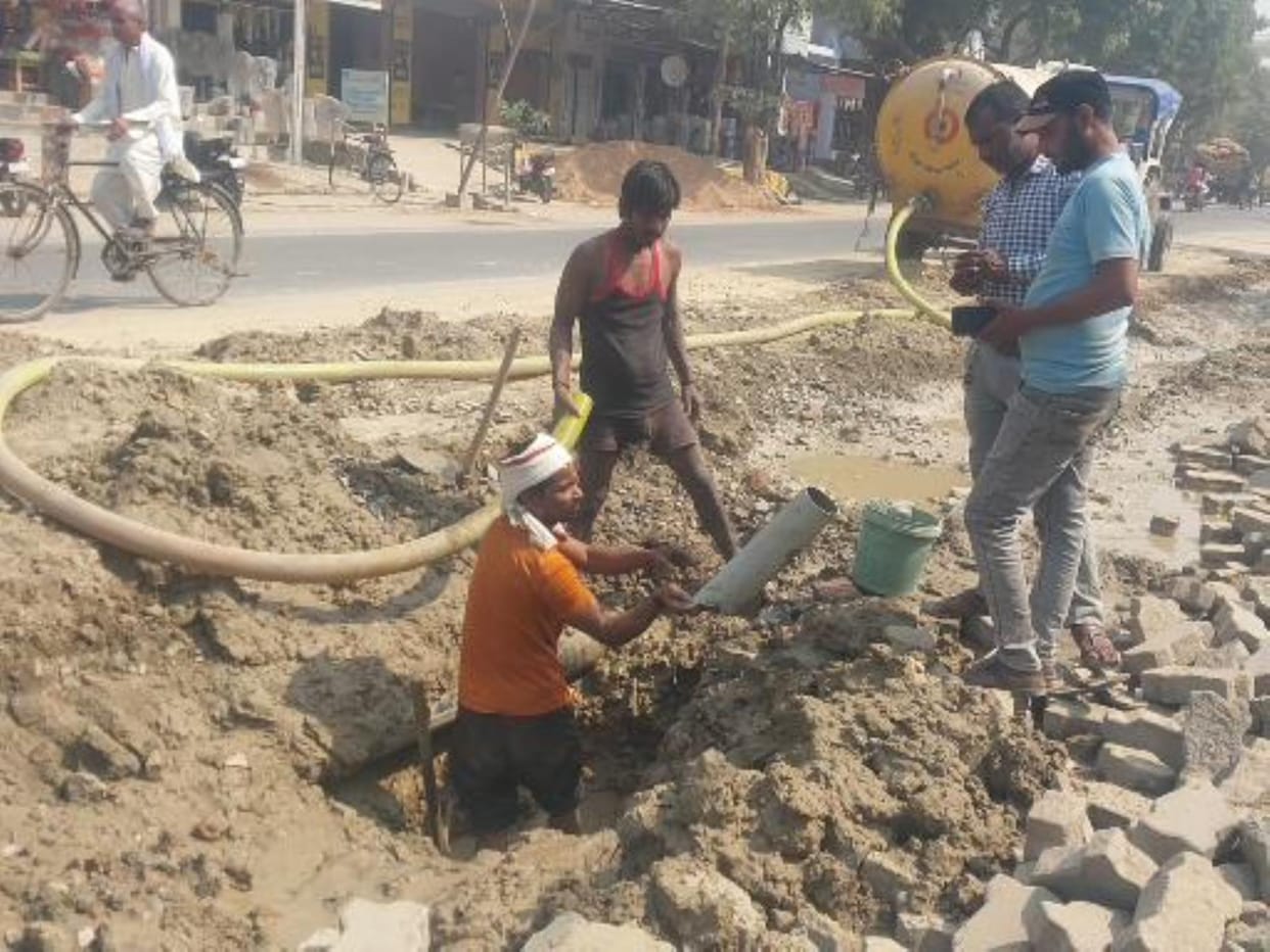 Drinking water pipeline burst while laying cable, drinking water was wasted