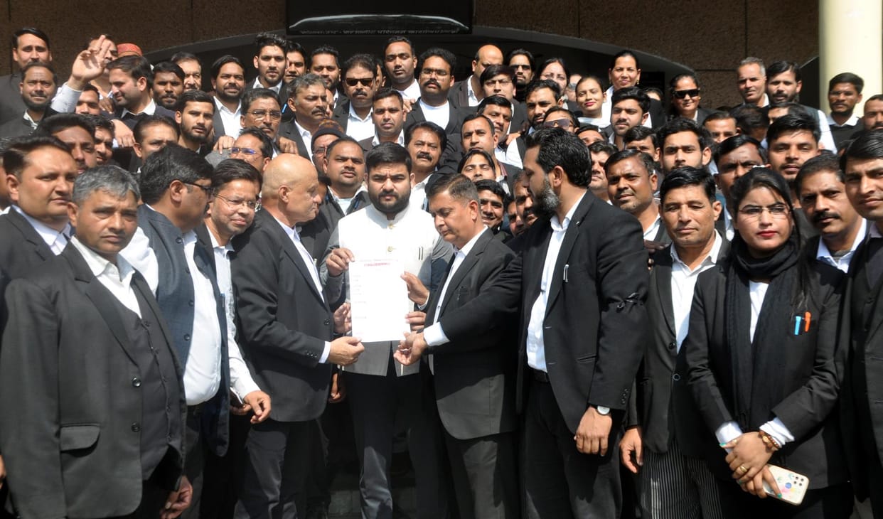 Lawyers protest at Collectorate, shout slogans