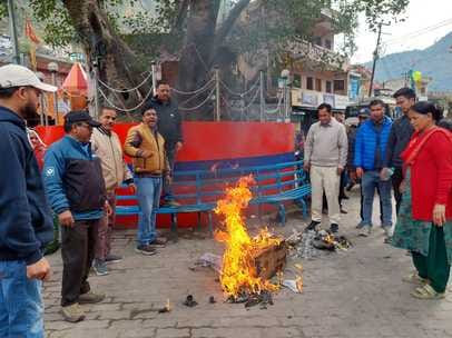 Congressmen protest against cabinet minister, burn effigies