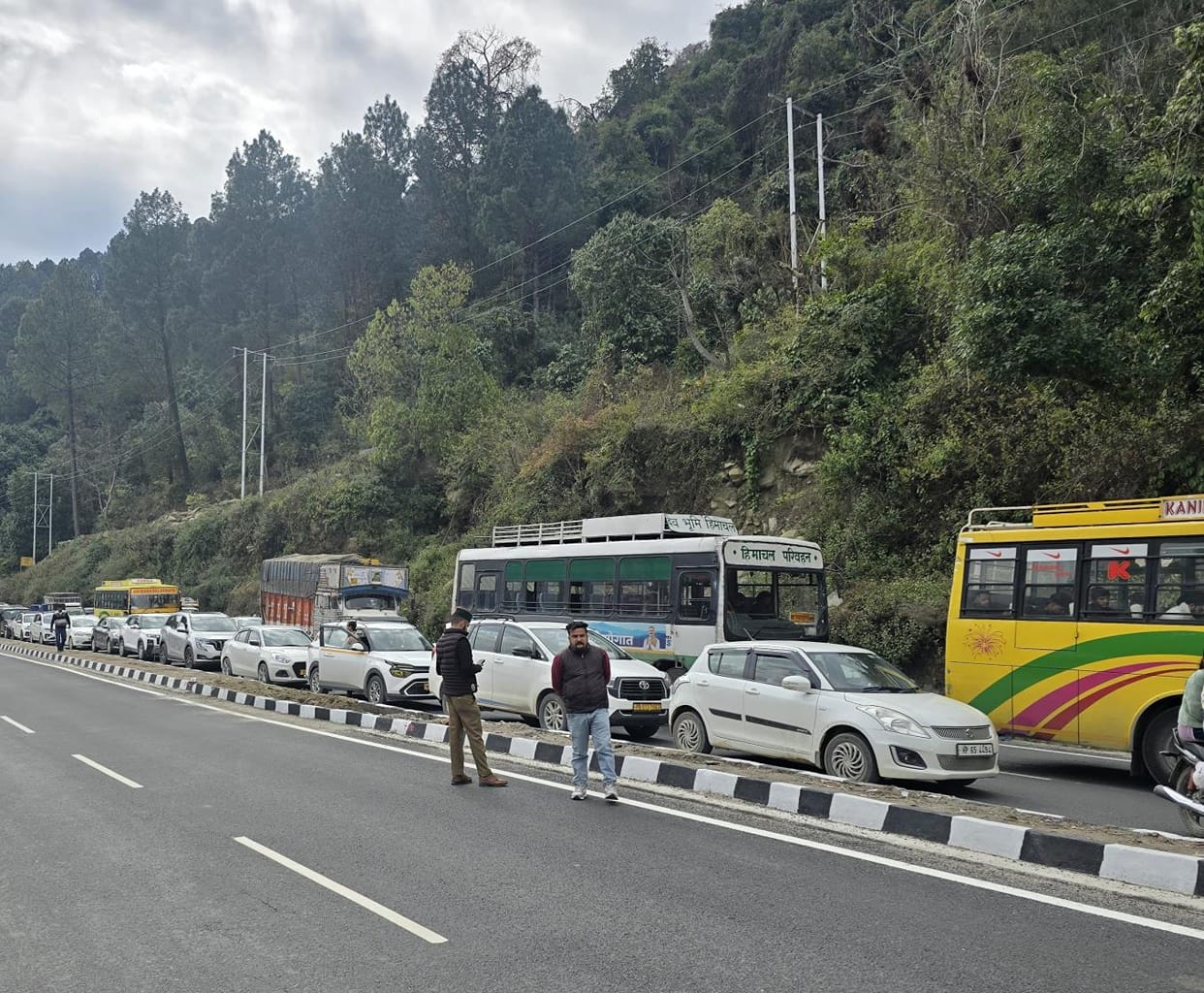 Highway closed for two hours due to falling of rocks in four miles