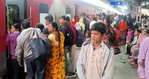 Many passengers could not board the trains due to crowding and lack of space to step.