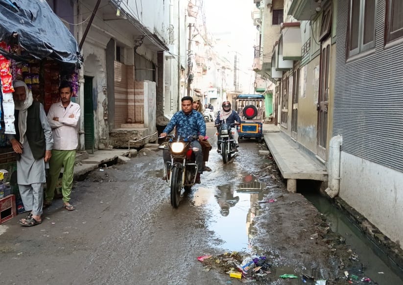 After showing the dream of a smart road, the old road was demolished and left, people are getting troubled