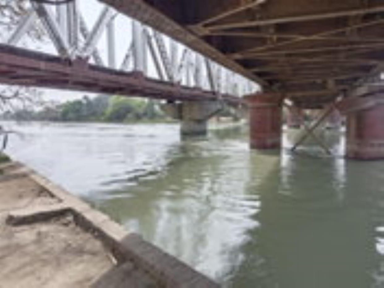 Student missing, suspected of jumping into canal