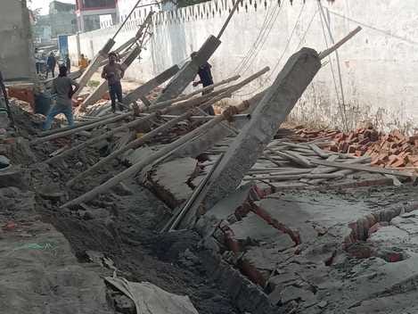 Wall of marriage lawn under construction collapsed, mechanic-laborer injured