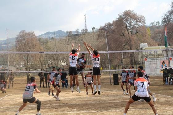 पुंछ के सुरनकोट में सेना द्वारा आयोजित पीर पंचाल वाली बाल प्रतियोगिता के फाइनल में भिडते खिलाड़